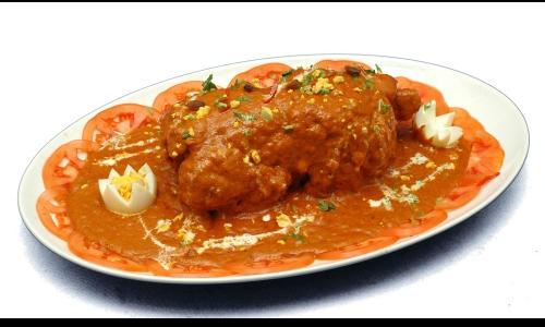 看板料理『ムルグマサラム』鶏まるごと１羽の中にビリヤニを詰め、特製カレーで仕上げました。