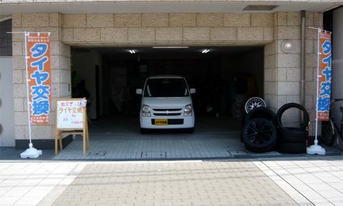 マンション１階のお店です。バス停前にございます♪  タイヤ交換大阪