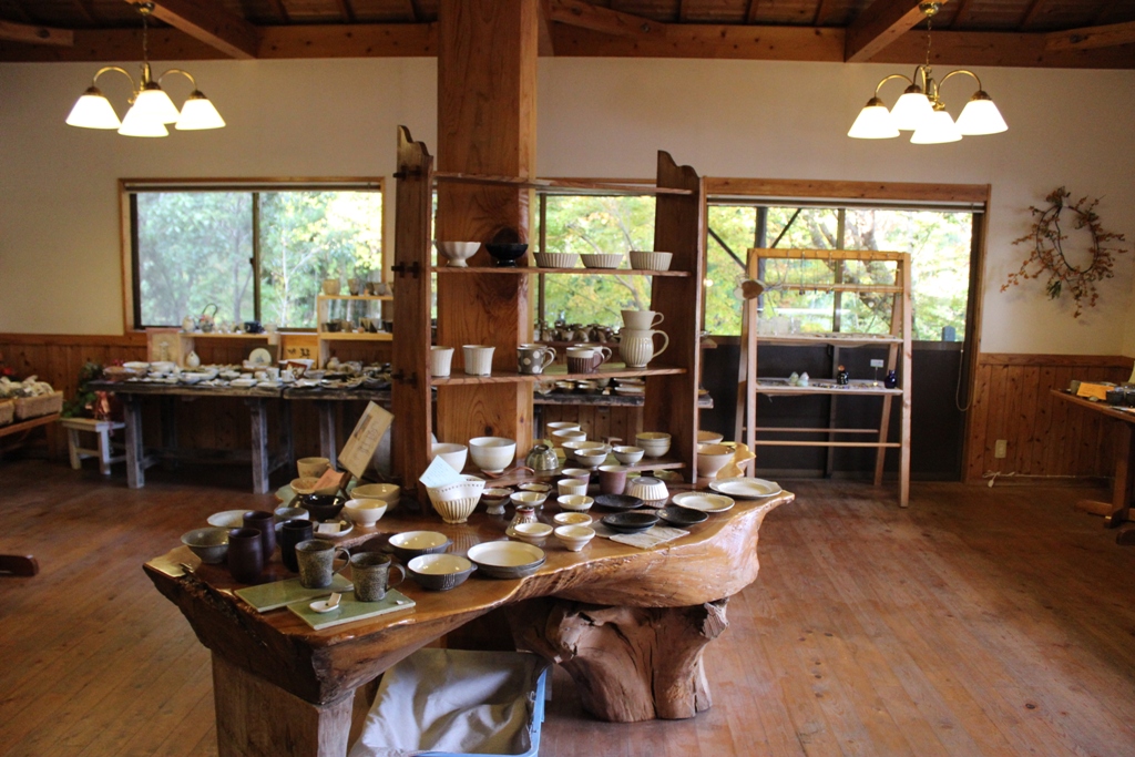 阿蘇をはじめ熊本の陶芸家の作品や工芸品が並びます。