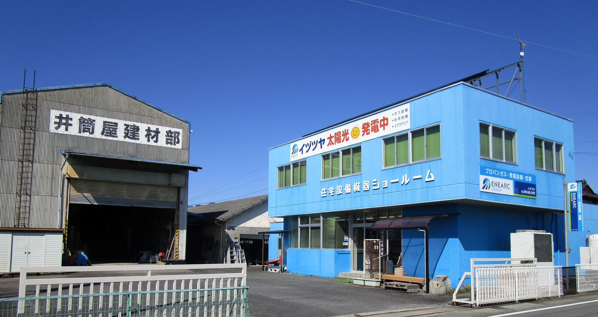 屋上では太陽光パネルならべて発電中です!