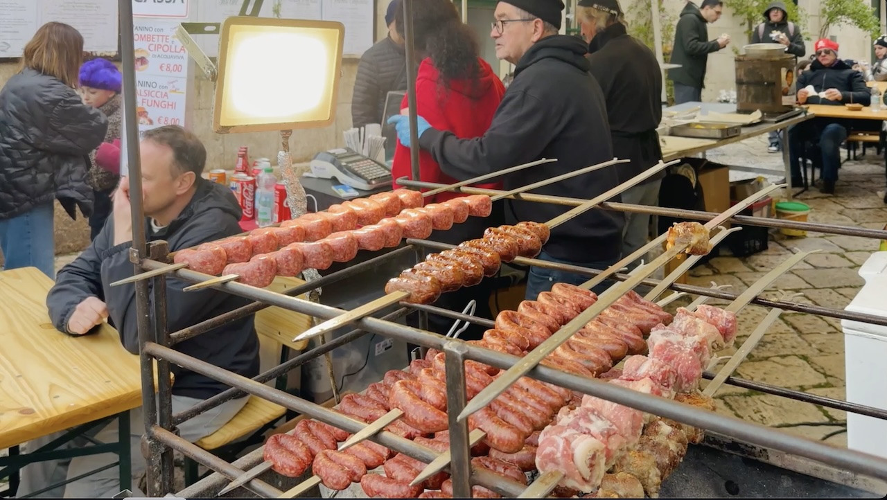 プティニャーノの屋台 サルシッチャ