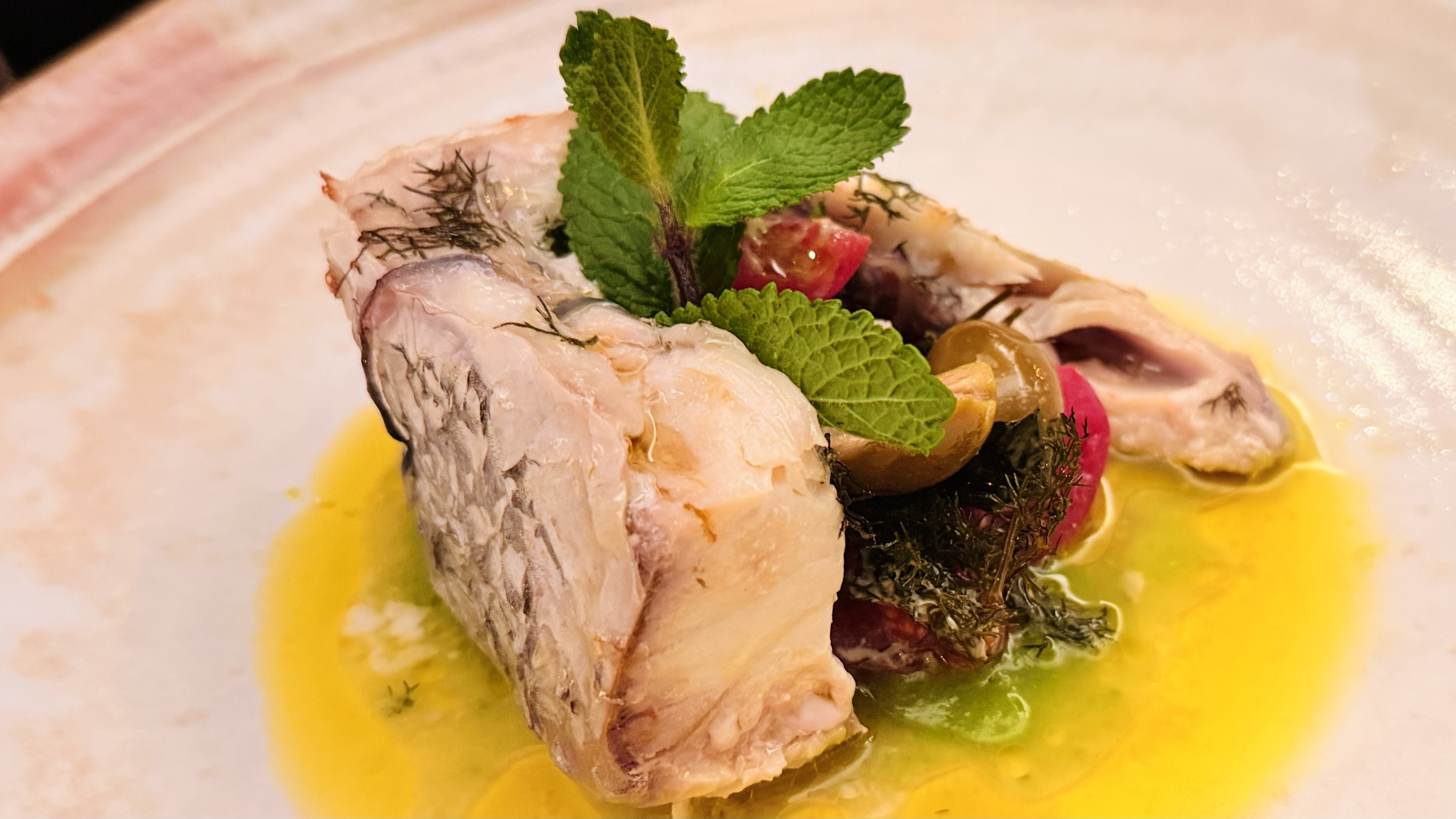 本日の鮮魚の紙包み焼き エオリア風ソースで Pescato del giorno al cartoccio alla eoliana