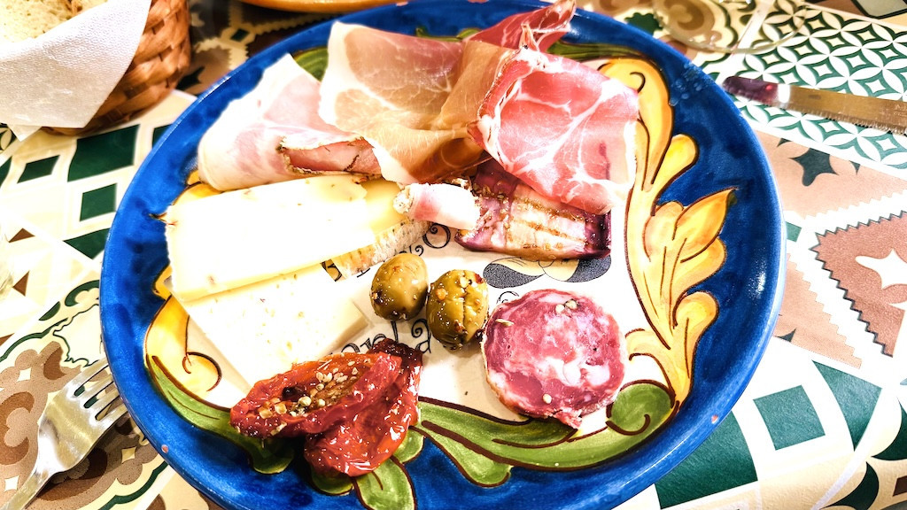 エトナ山麓のお店のハムチーズの盛り合わせ