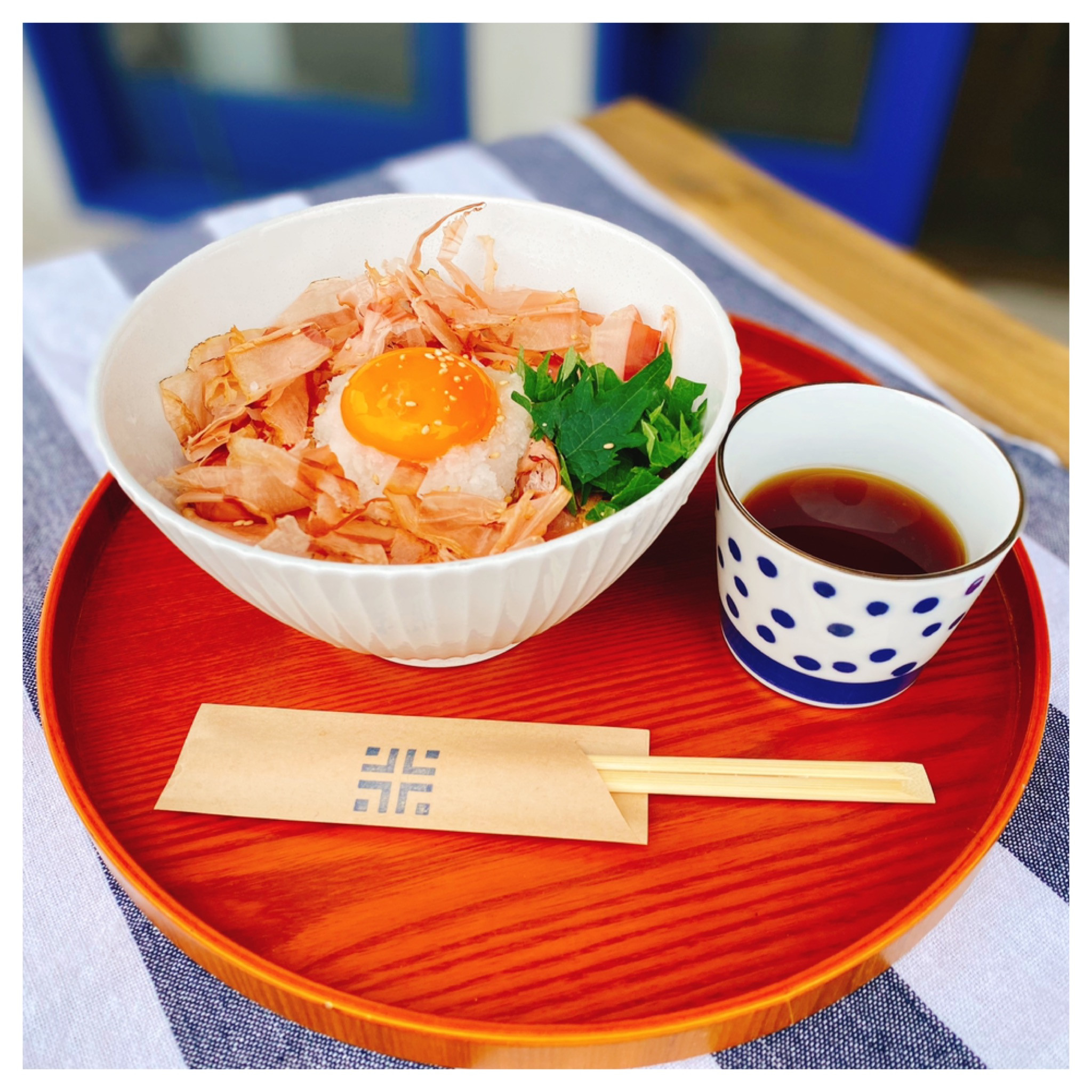 丸勝かつおぶしの冷やしコロうどん