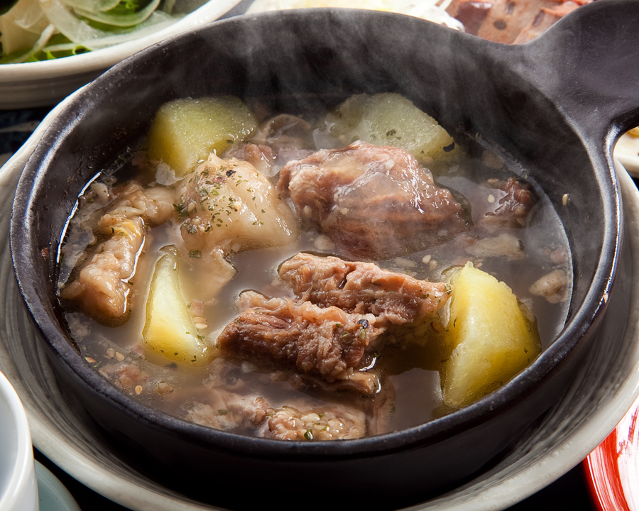 和牛のスジ肉を使用した塩味の煮込みは、トロトロで旨味濃厚！