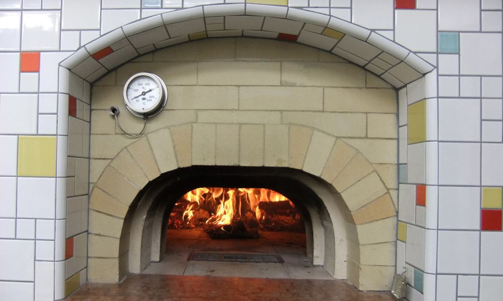 FAYOL製Le Panyol石窯でパンを焼いています