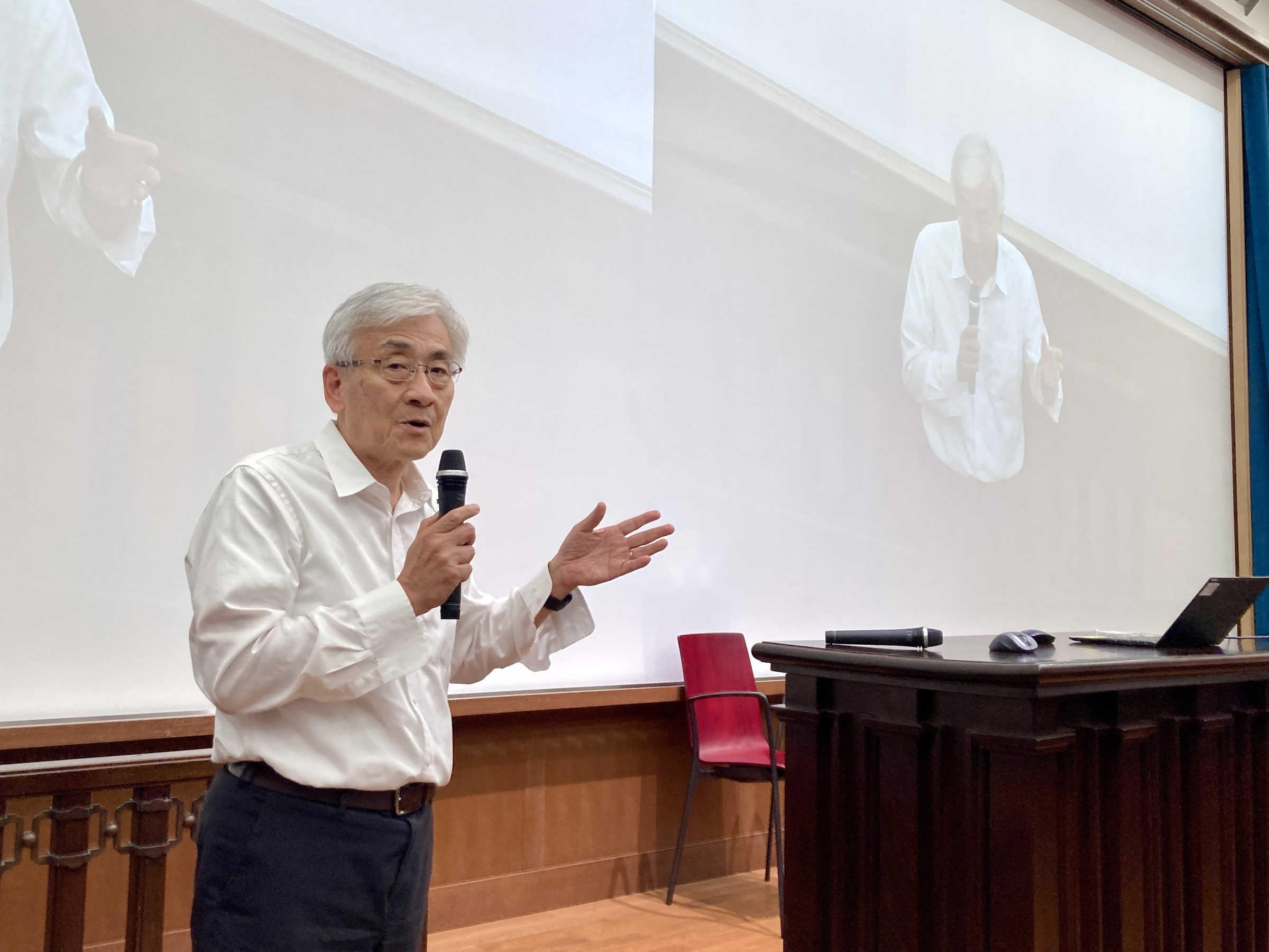 挨拶される前川会長