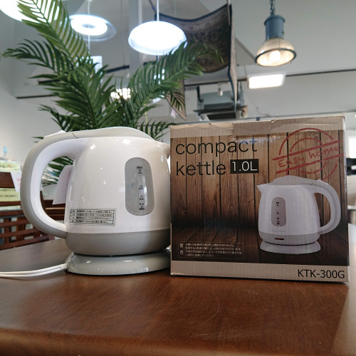 【人気商品】新品コードレス電気ケトル1.0Lが大人気!空焚きしても安全装置で安心。W20.5xD15.0xH17.0。税込1,000円。