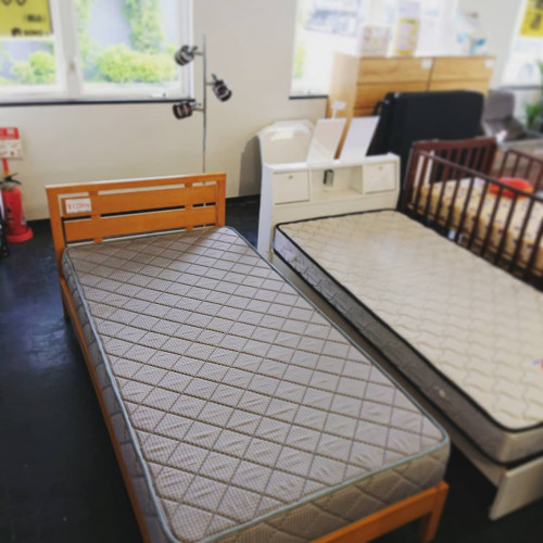 【ご紹介】ベッドとのセットも人気ですが、中古マットレスのみの販売も行っています。シングル税込3000円、セミダブル税込5000円、ダブル税込7000円。