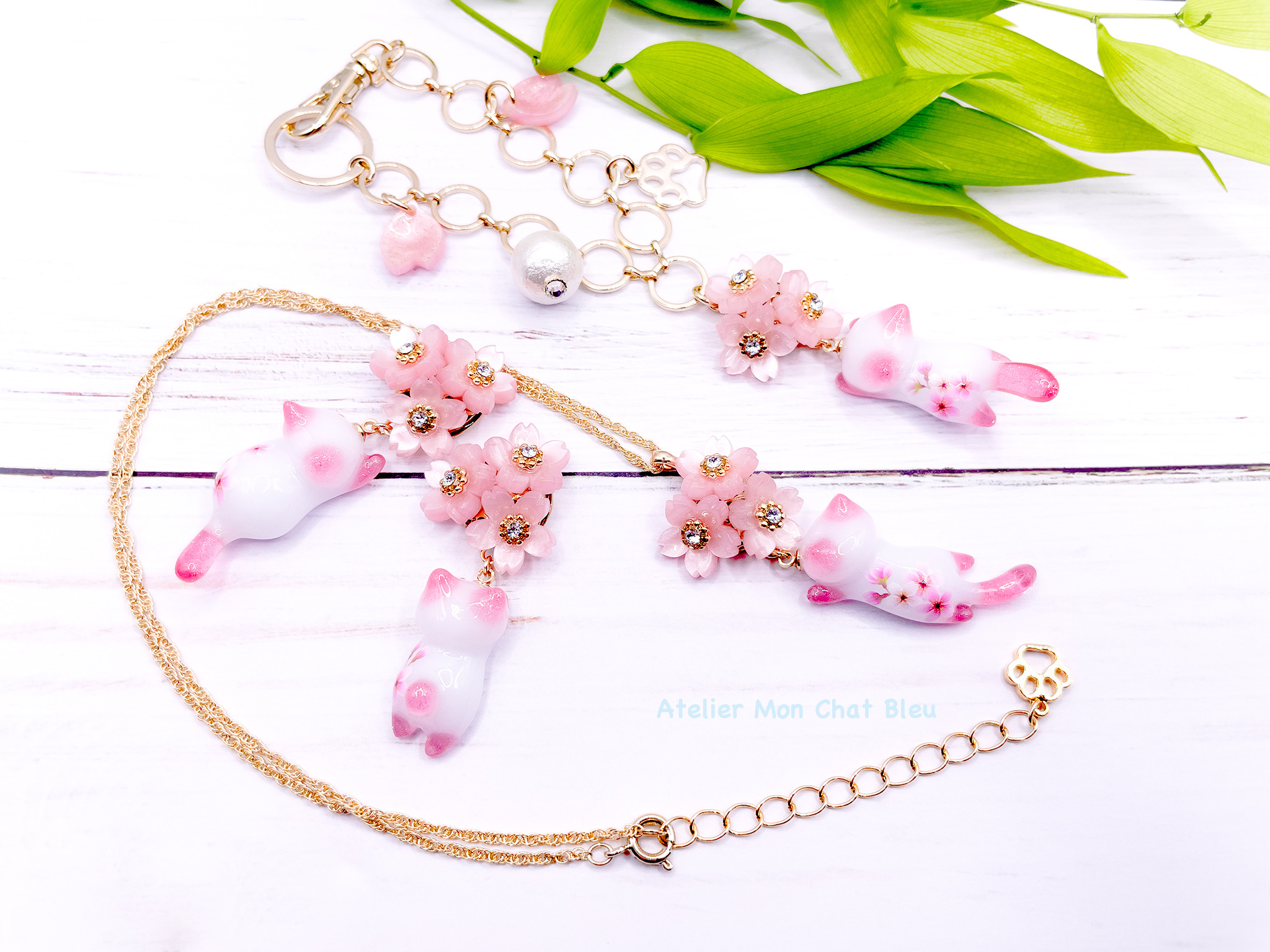 桜追っかけねこのピアス と ネックレス と バッグチャーム