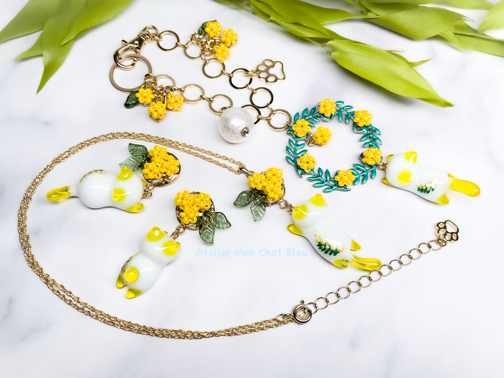 ミモザ追っかけねこのピアス と ネックレス と バッグチャーム