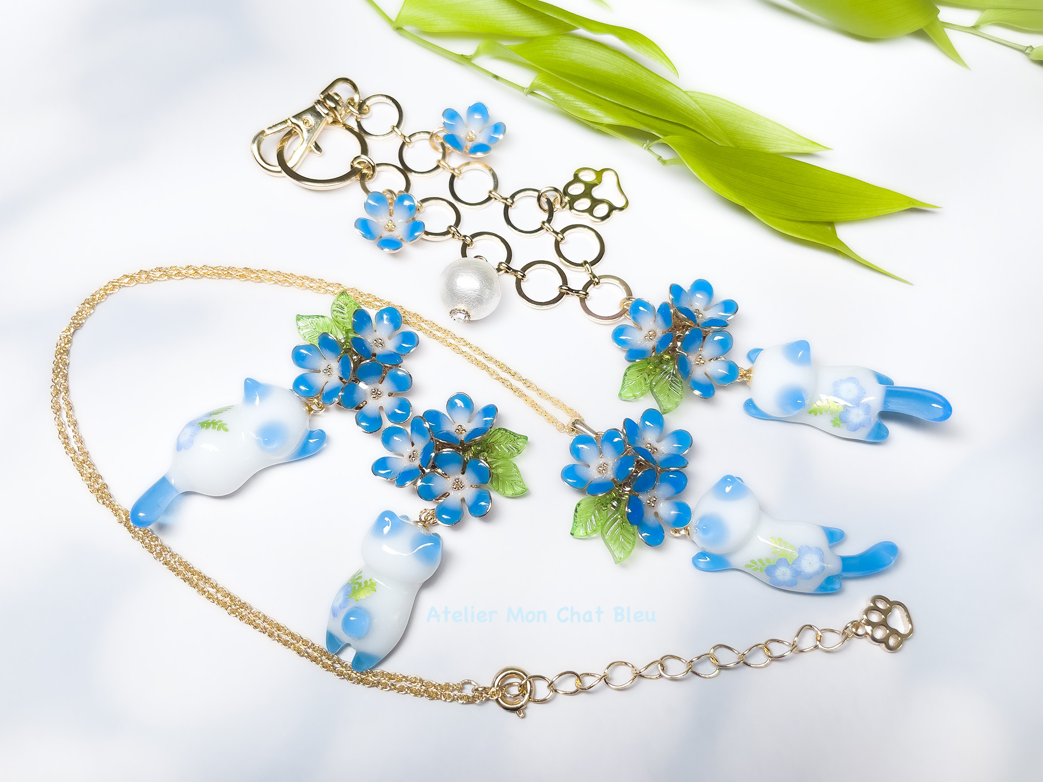 ネモフィラ追っかけねこのピアス と ネックレス と バッグチャーム