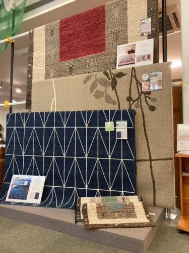 ウィルトン織のラグ展示中です。