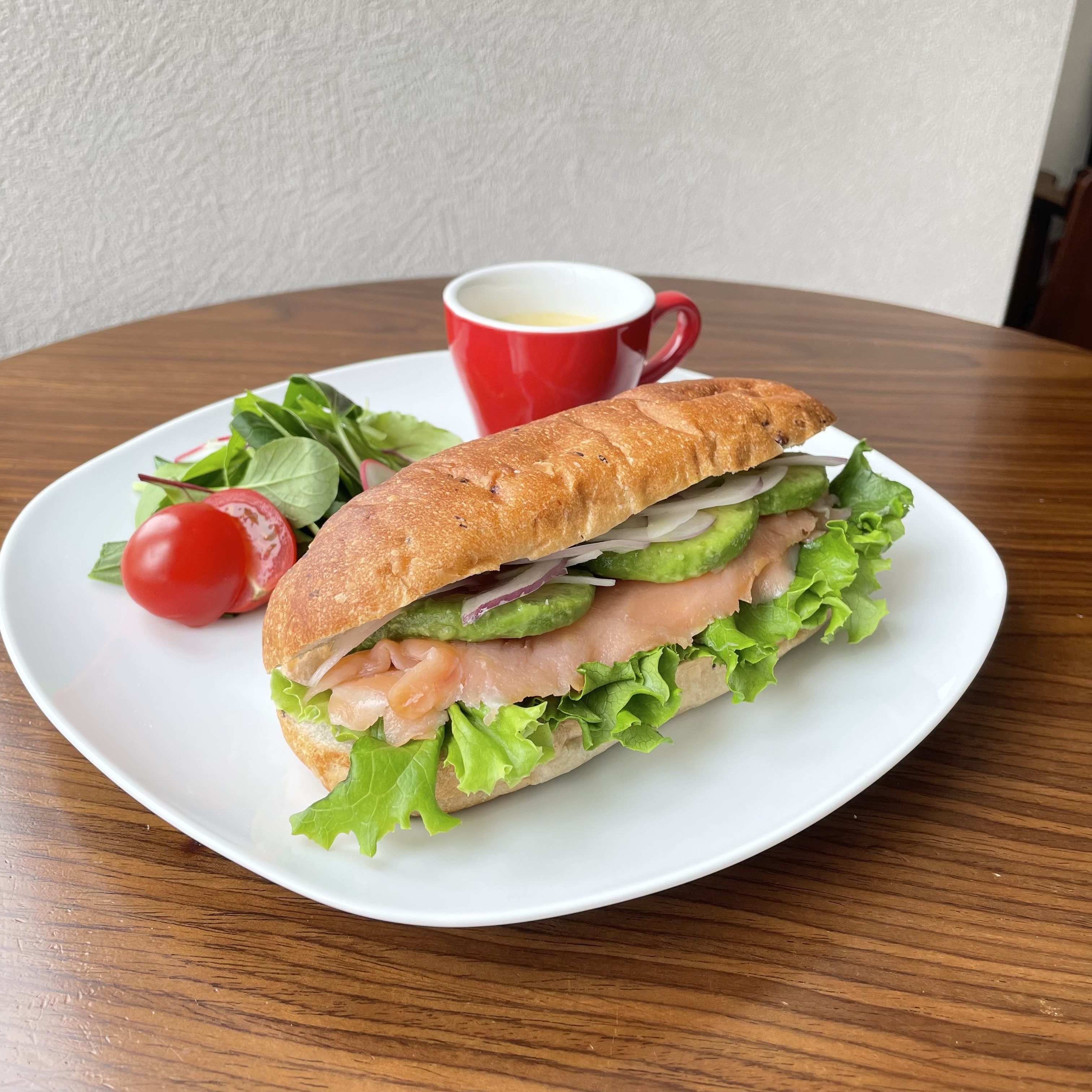 アボカドスモークサーモンサンド
