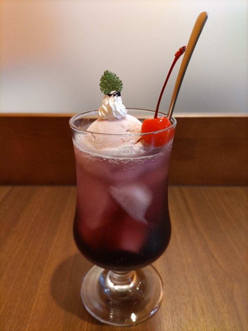 苺アイスのグレープクリームソーダ