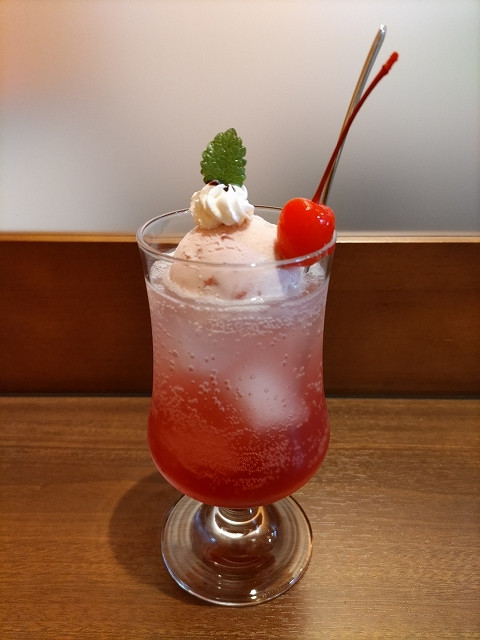 苺アイスのストロベリークリームソーダ