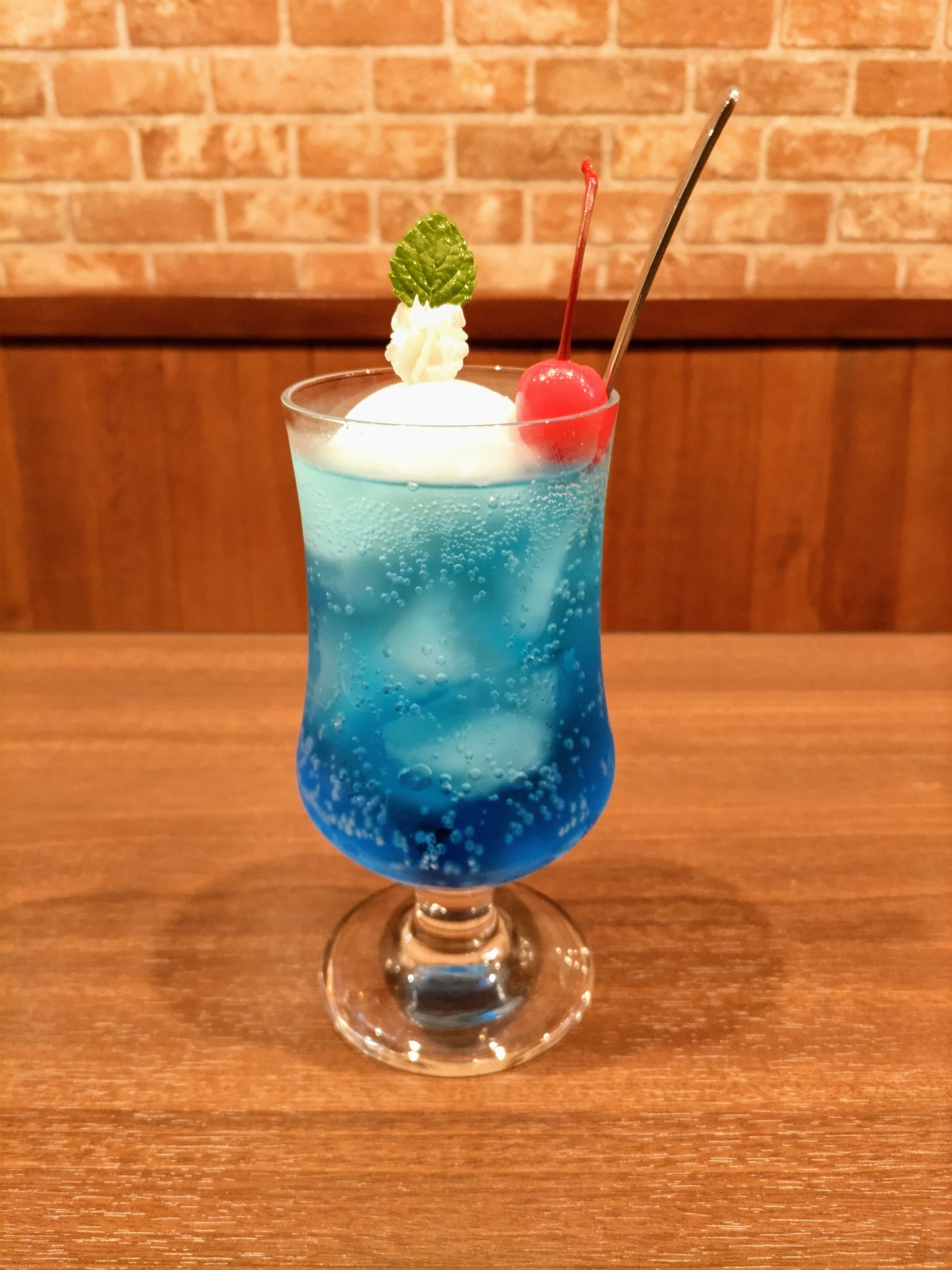 ラムネアイスのEver blue クリームソーダ