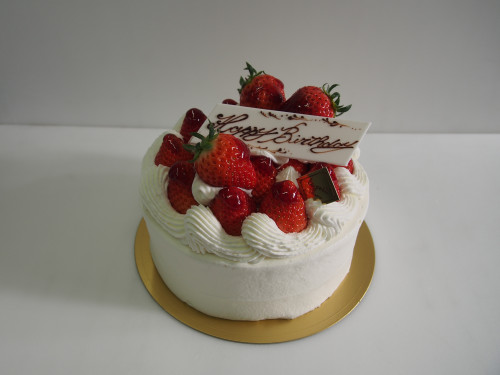 この時期ならではのホールケーキ(ガトーフレーズ)もお作りできます