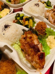 カニクリームコロッケと地鶏のソテー　（テイクアウト弁当）