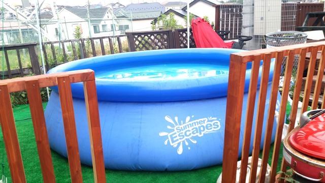 夏場は大人も子供も入れる大型プールも！