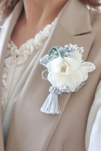 刺繍リボンとアネモネのコサージュ