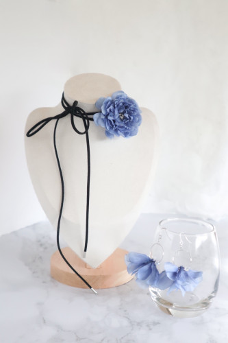 ブルーラナンキュラスのチョーカーとイヤリング