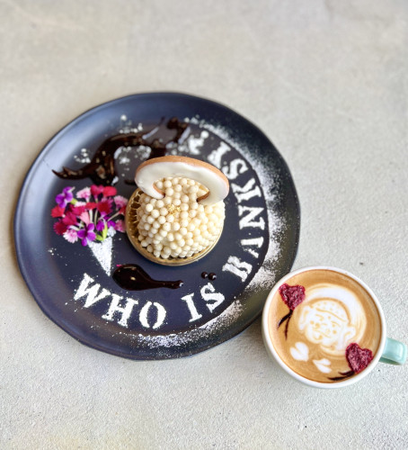 「バンクシーって誰?展」×amida coffee コラボスイーツメニューが始まります!!(9/11〜12/6)