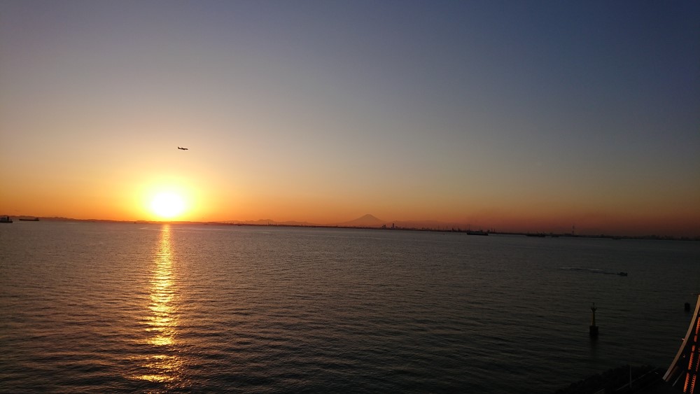 東京湾アクアライン・海ほたるの夕陽です