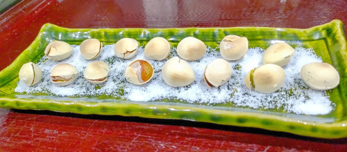 新銀杏の塩煎り始めました!