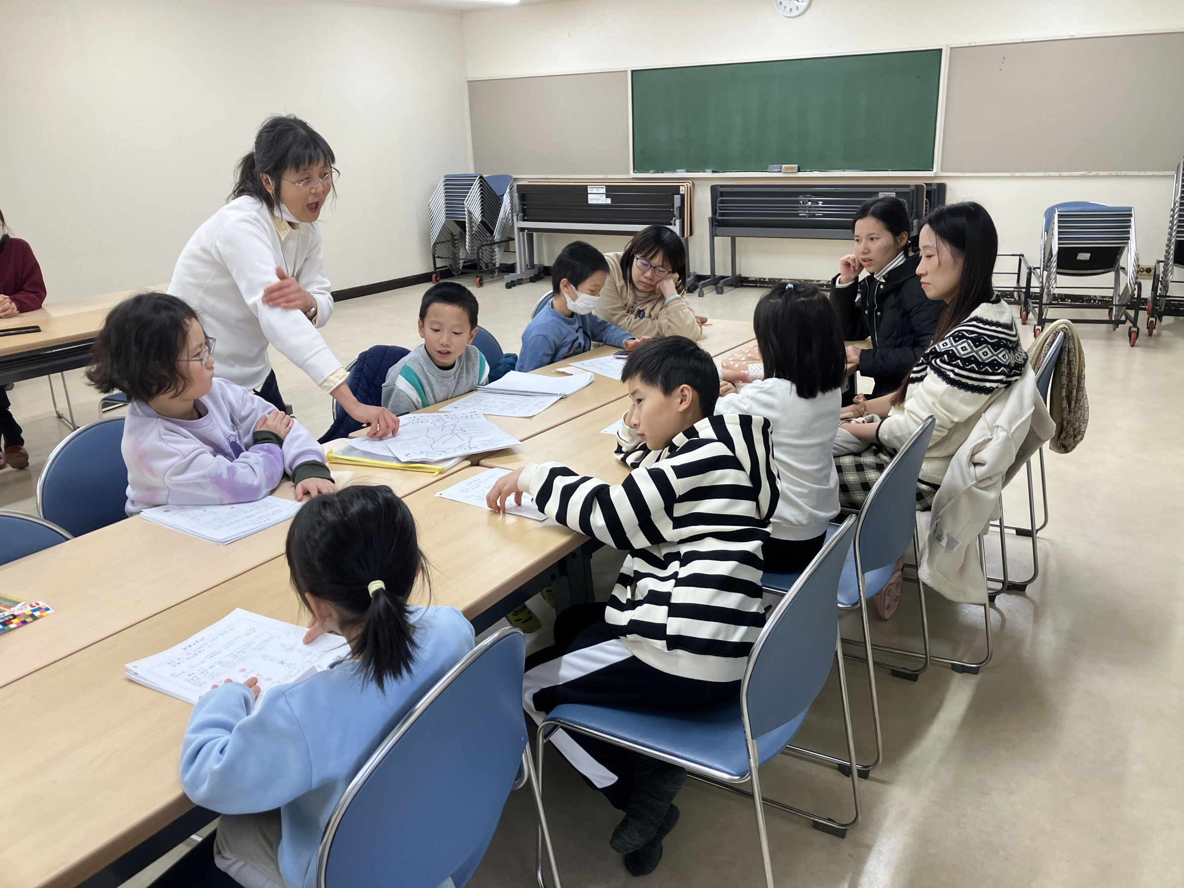 2023年11月から開設された高島平二丁目教室には6名の子どもが学習をしています。戸村先生が奮闘中です。ボランティア募集してます。