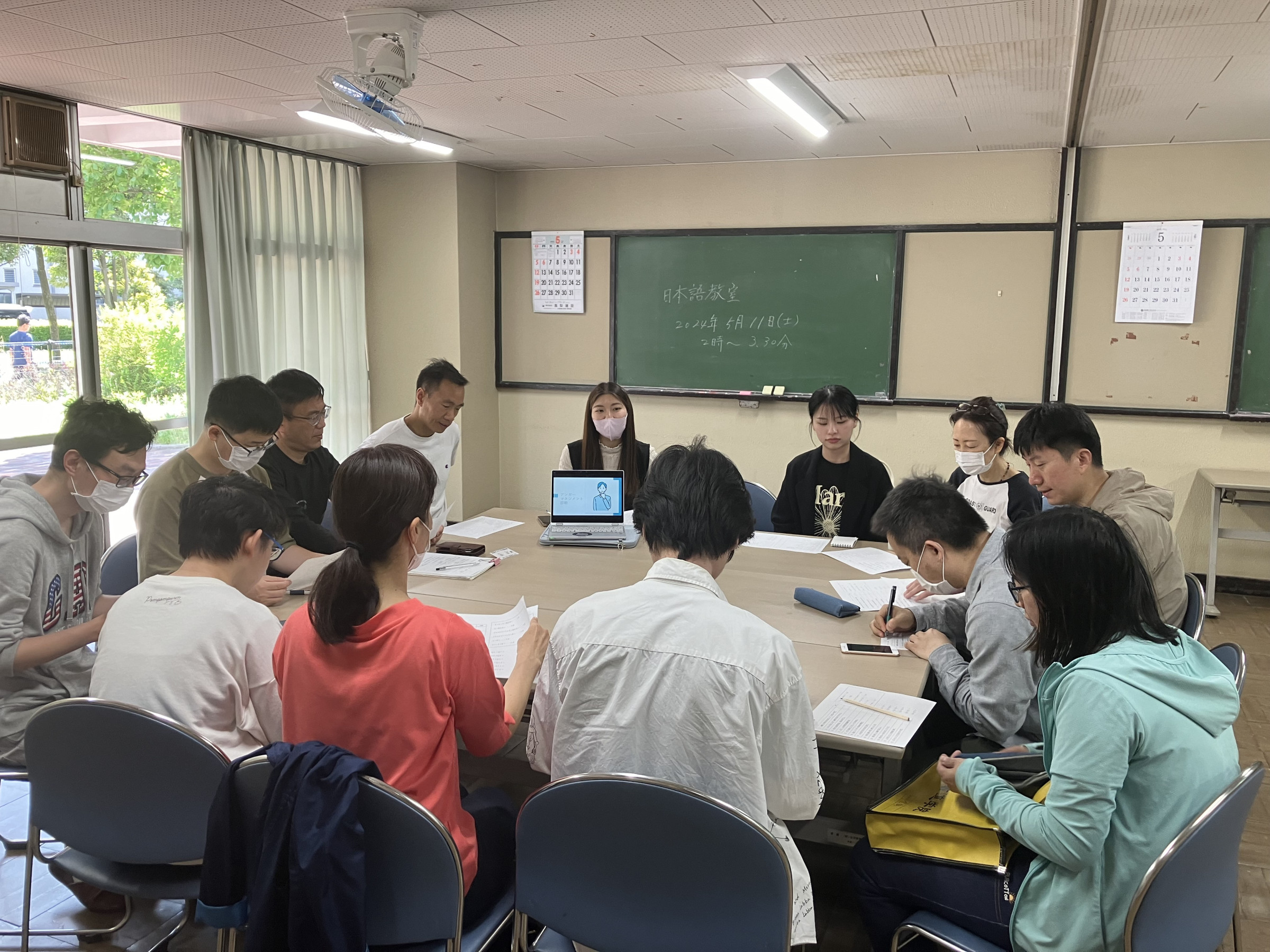 初級日本語教室は5月から新しい手法をとりいれ、双方向での授業になりました。覚えたての日本語を駆使して活発な意見交換が行われています。