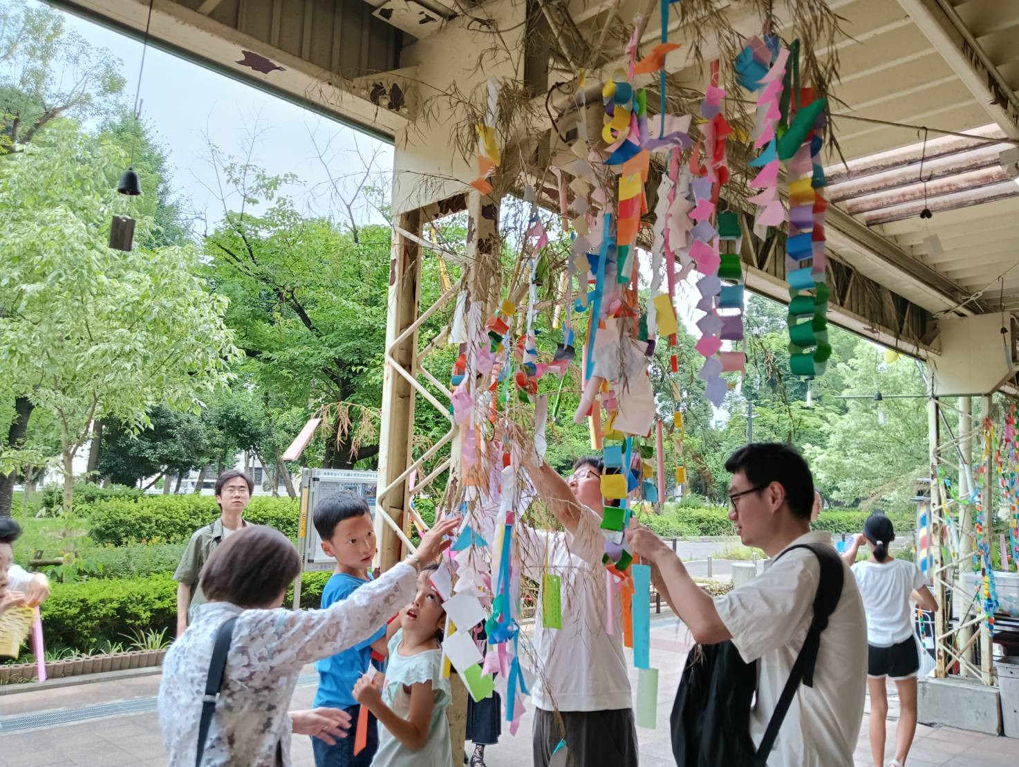 ファミリー名店街には七夕の笹が飾られています。7月6日、日本語教室終了後に受講者たちが短冊に願いごとを書いて笹に取り付けました。願いごとが星に届くといいですね。