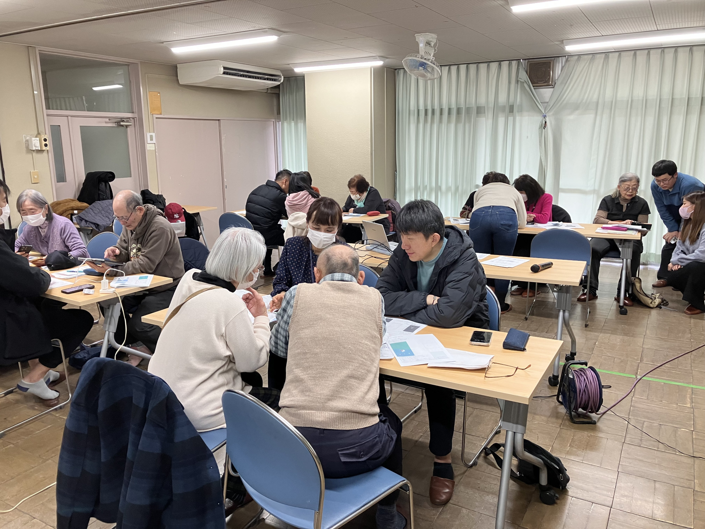 ３月８日（土）、ACT日本語教室で学ぶ外国籍住民の皆さんが、高齢者向けにスマホ教室を開催しました。当日は９名の高齢者に１０数名の皆さんがスマホを教えました。