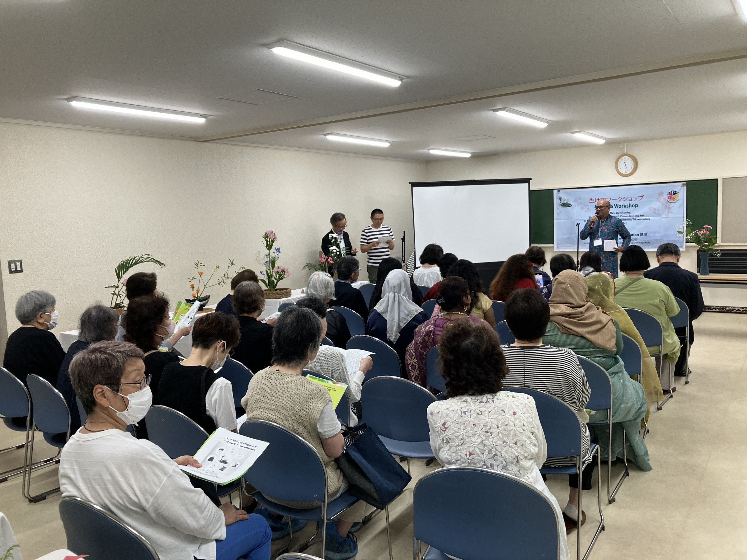5月18日（日）、バングラデシュ生け花協会（BIA)訪日団をお招きしてワークショップを開催しました。オープニングには８０人を超える団地住民が参加しました。