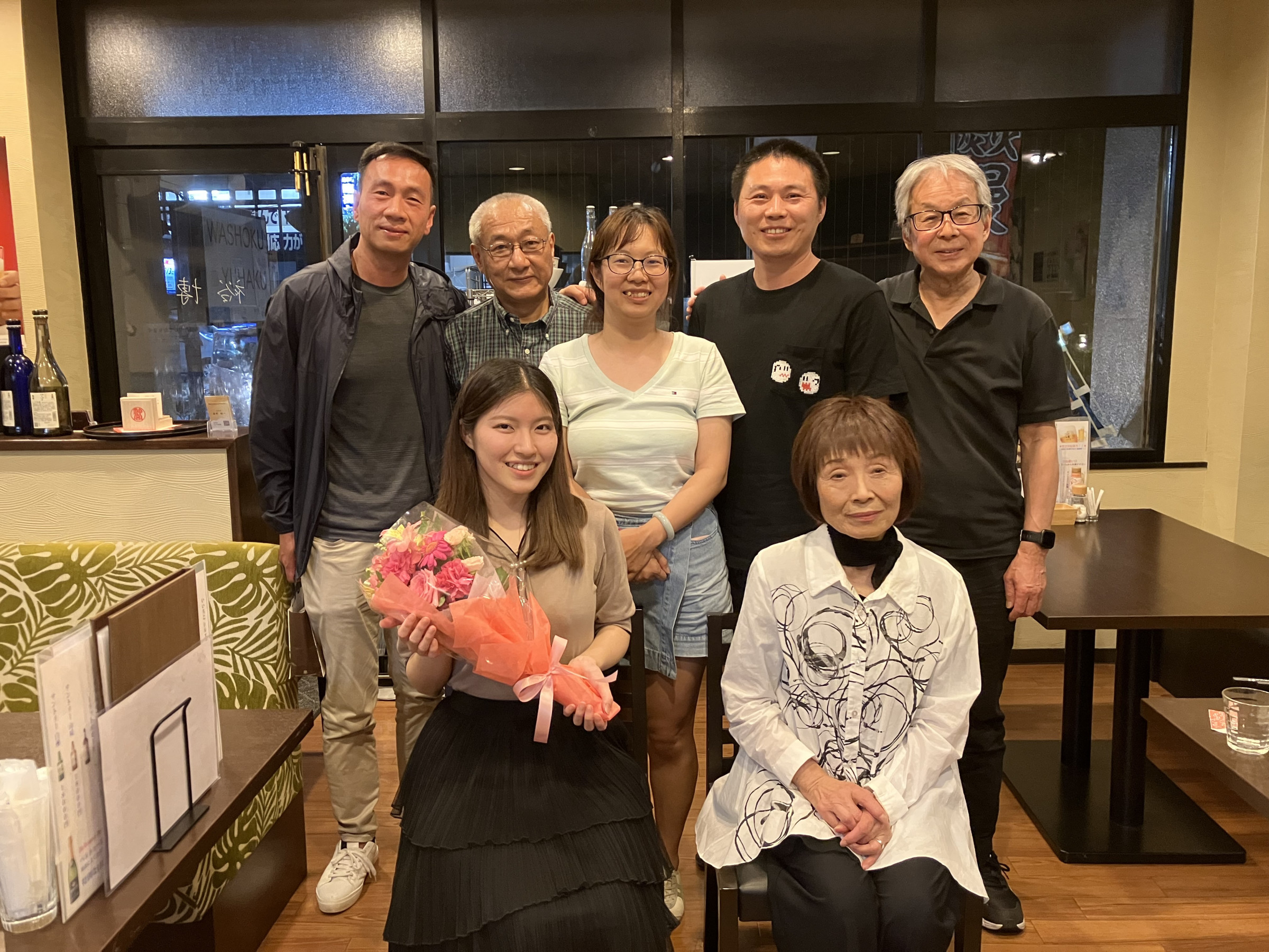 ３年余にわたって日本語教室で外国籍住民の支援を続けている小田琴子さんが３月に大学を卒業しました。少々遅れてしまいましたが、お祝いの会を行いました。
