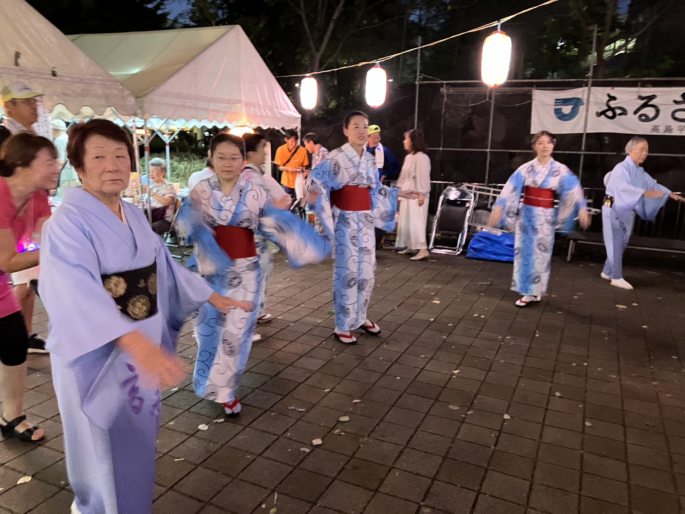 8月23日に高島平三丁目自治会が開催したふるさと夏まつりで盆踊りに外国籍住民12名が参加しました。ゆかたの着用や盆踊りも皆さん、初めてでした。