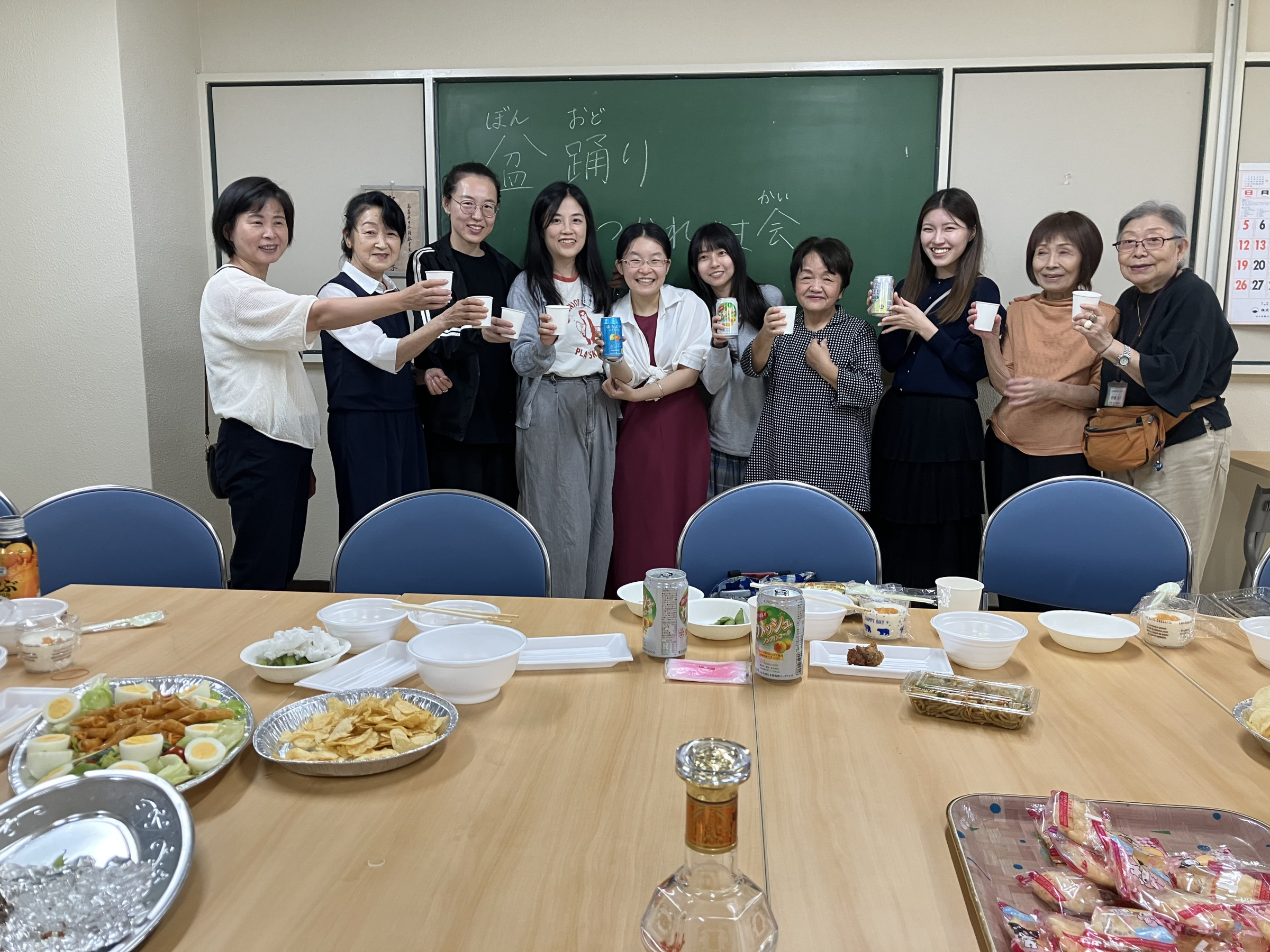 10月4日（土）に三丁目自治会の夏祭りにゆかたを着用して盆踊に参加した皆さんが、着付けと踊り指導をしていただいた竹ケ原さんを囲んで懇親会を開きました。