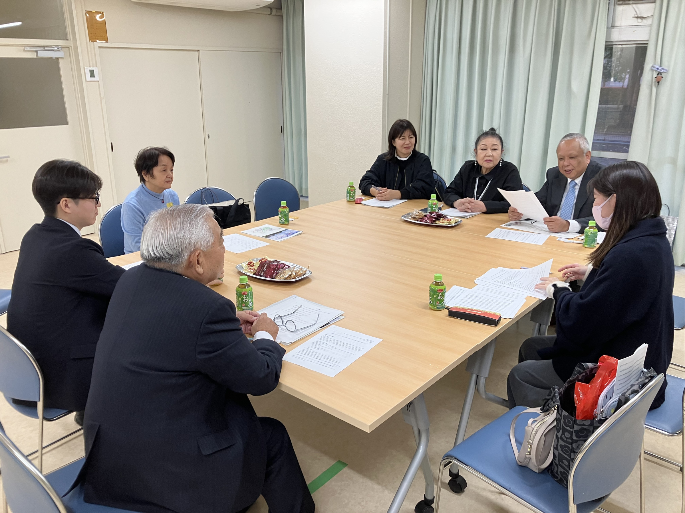 11月22日（土）に品川区八潮自治会連合会の望月会長ら6名の方が高島平を訪問しました。来年3月に連合会が予定している多文化講座の打ち合わせでした。