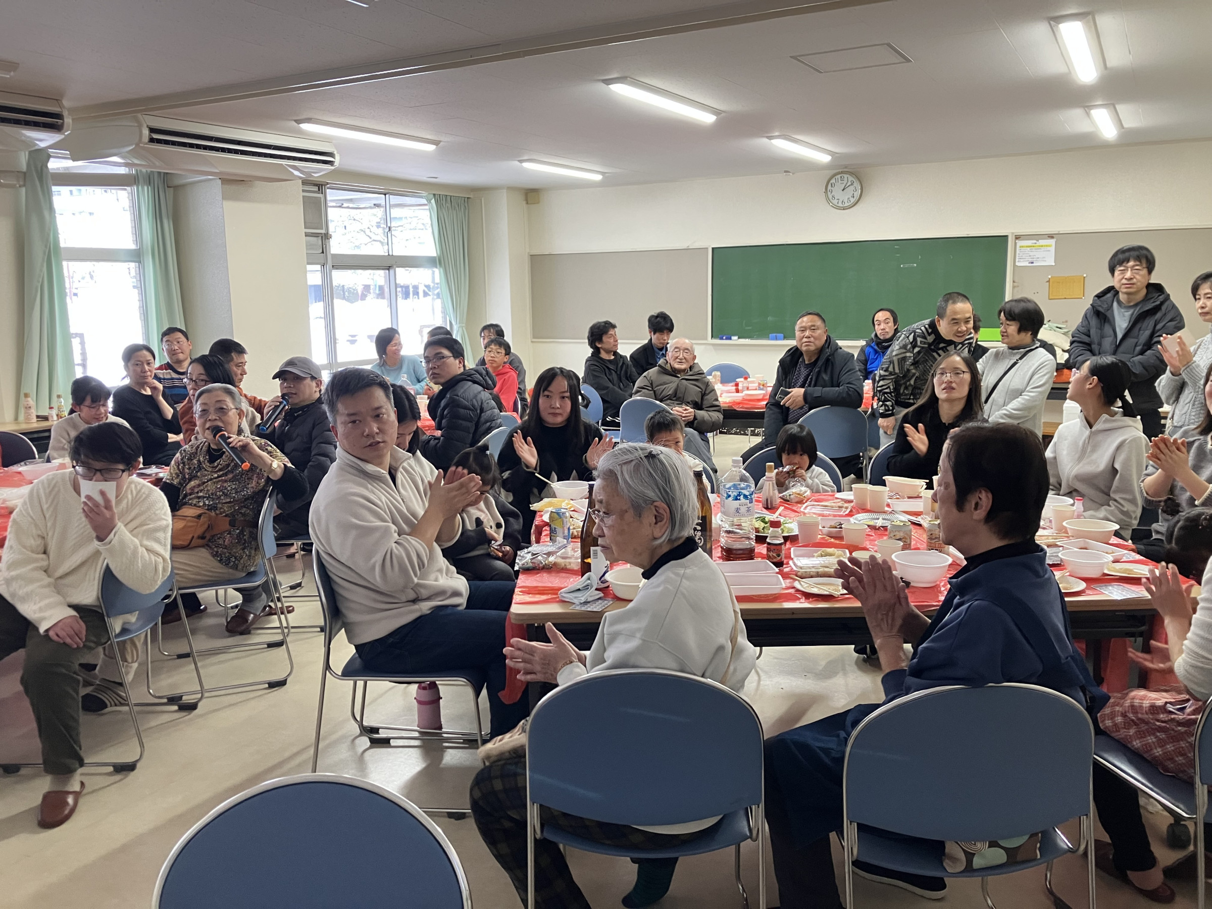 2月8日（日）の12時から2026高島平春節を開催しました。当日は突然の衆院選の投票日と雪でしたが、80名の住民が参加しました。餃子は中国籍住民の手作りでした。