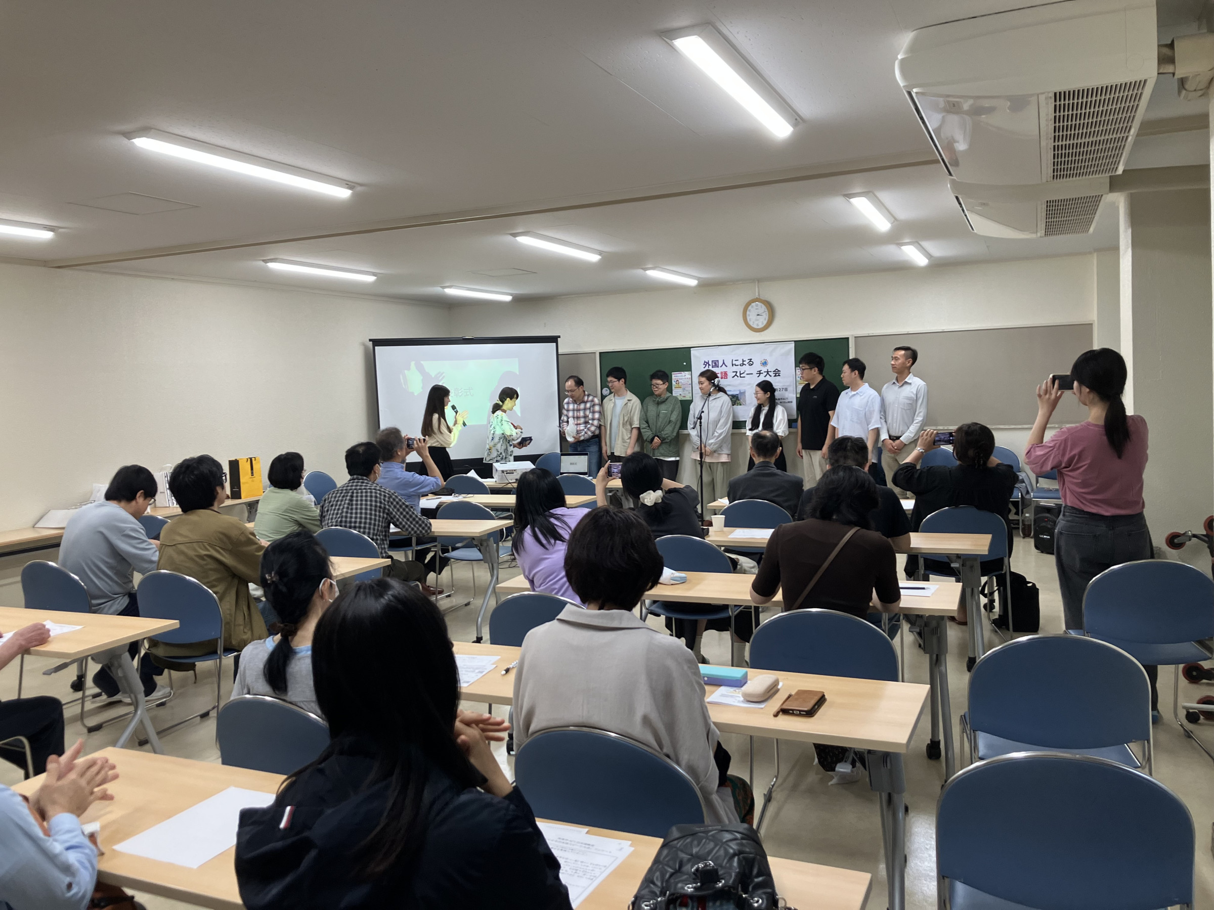 6月27日（土）午後、日本語スピーチ大会を開催しました。当日は8人の外国籍住民が約50名のお客様を前に高島平の歴史や地域のことなどについて熱い思いを語りました。