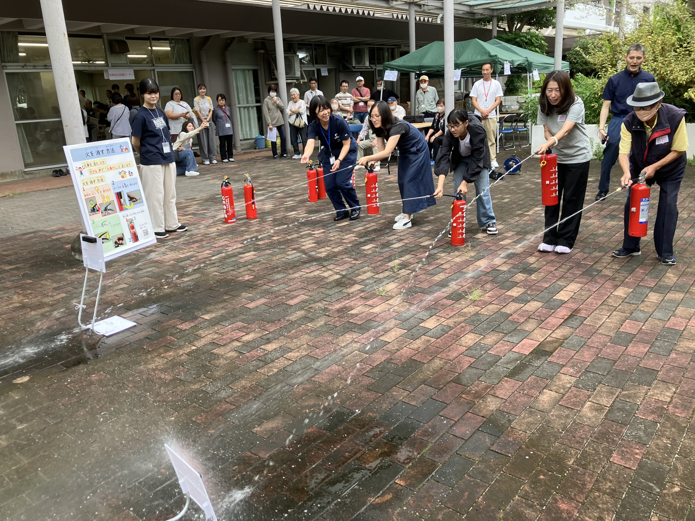 9月19日に自治会第四支部と共催で多文化防災訓練を実施しました。当日は消火訓練、AEDを使用した応急救急訓練など盛りだくさんでした。参加者は50名でした。