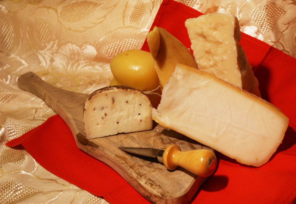 チーズを真空パックにてイタリアより日本へ１週間でお届けします。