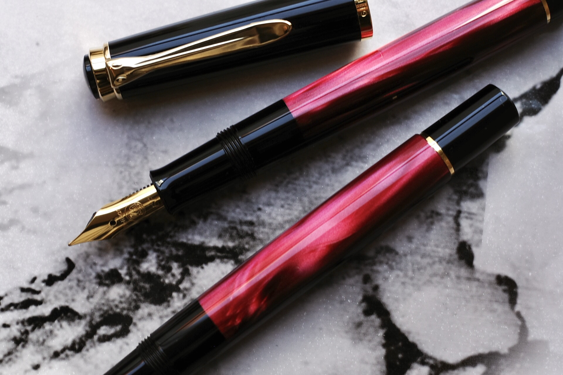 Pelikan限定品「M200クラシック/レッドマーブル」入荷。