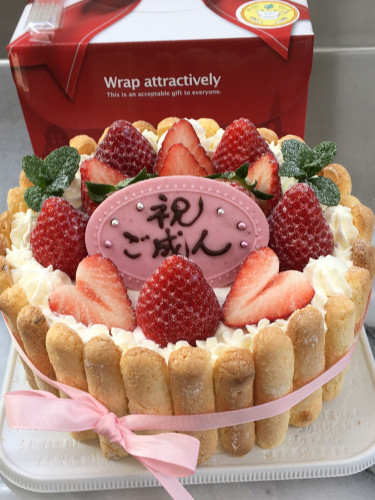 【祝ご成人、苺のシャルロットケーキ♪】