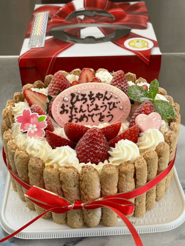 【苺の生チョコシャルロットバースデーケーキ♪】