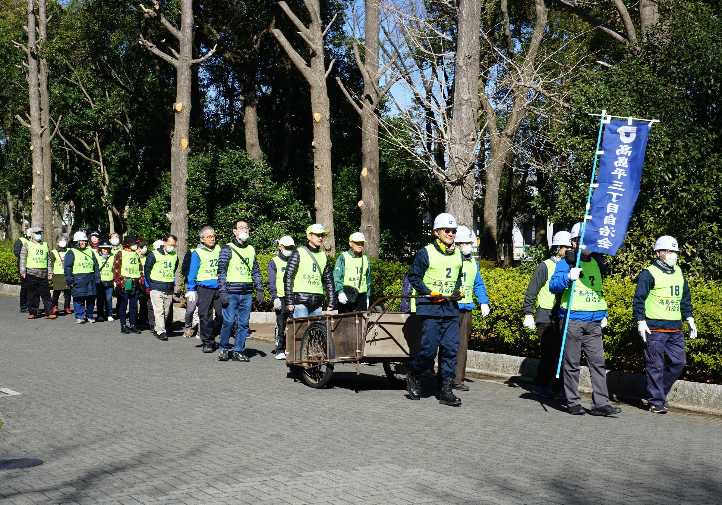 3月10日、板橋区総合防災訓練に参加しました。会場の徳丸が原公園に1000人近くの自治会・町会関係者が集まりました。三丁目自治会は炊き出し訓練を行いました。