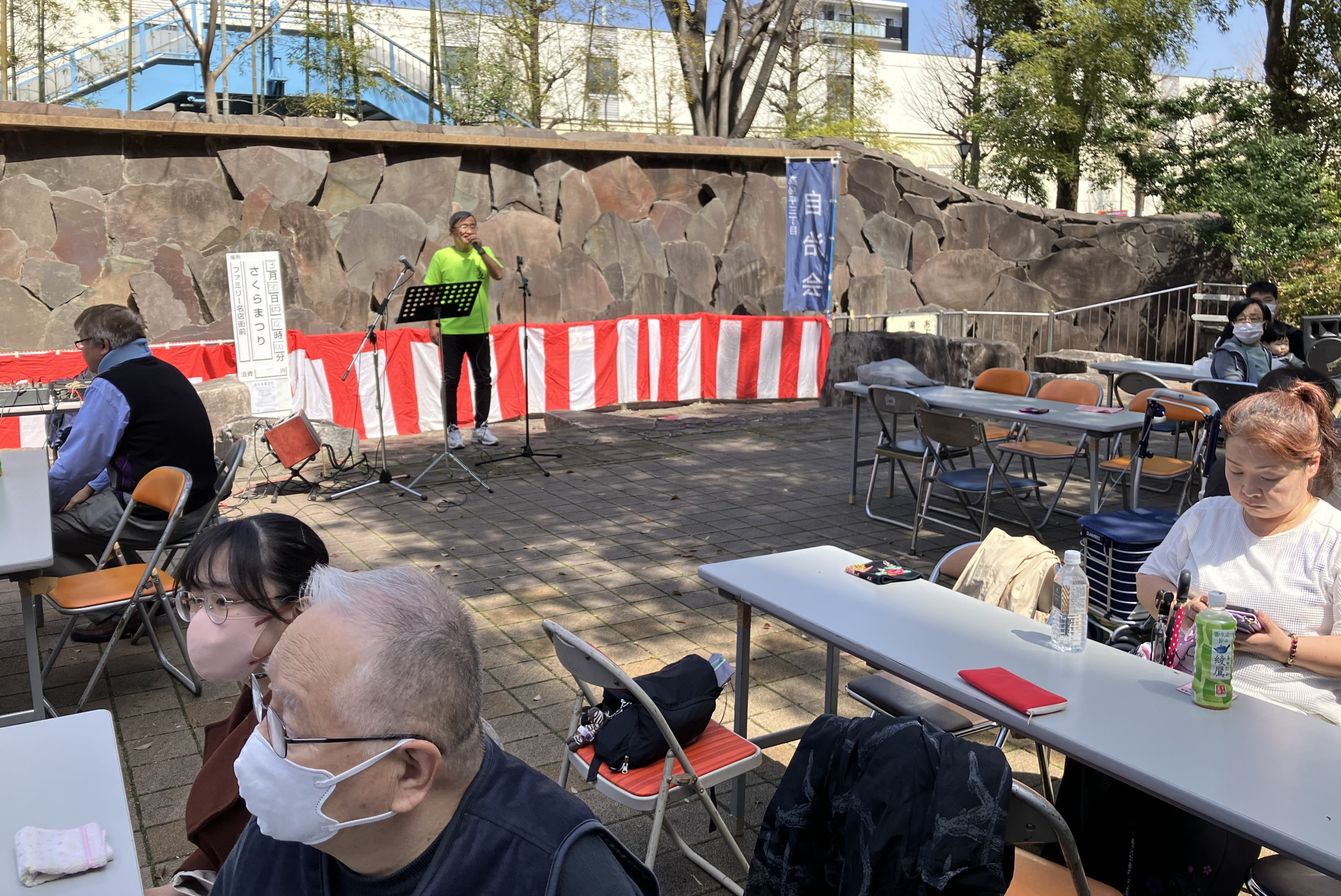 3月30日（土）、ファミリー名店街前でさくらまつりを開催しました。当日は300名ほどの会員が桜の花の下で春の訪れを感じました。