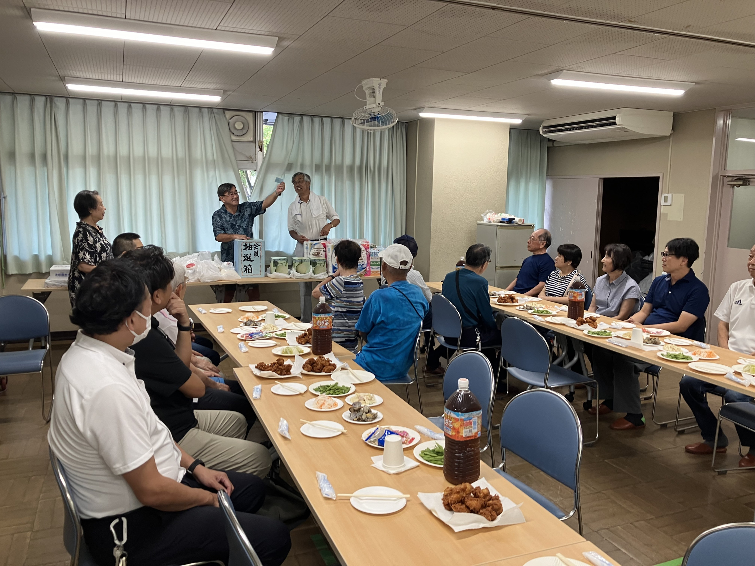 夏まつりには１万人を超える方にお越しいただきました。雨で中止になった抽選会は、25日に役員立ち合いで抽選を行いました。当選者には支部役員が景品をお届けします。