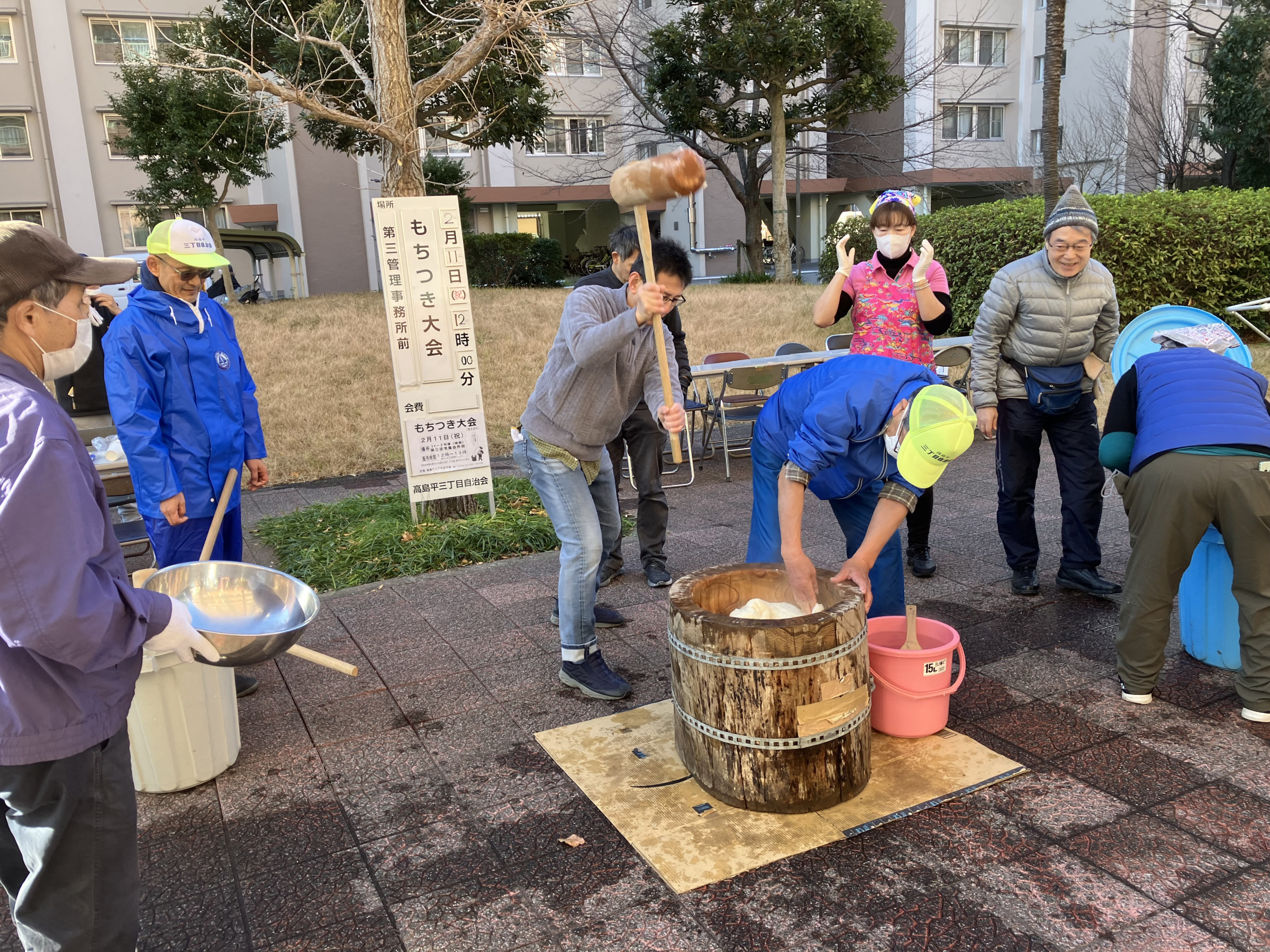 2月11日（火）に恒例の餅つき大会を開催しました。今年も70キロのお餅をつきました。12時から400人を超える会員の皆様に配布しました。