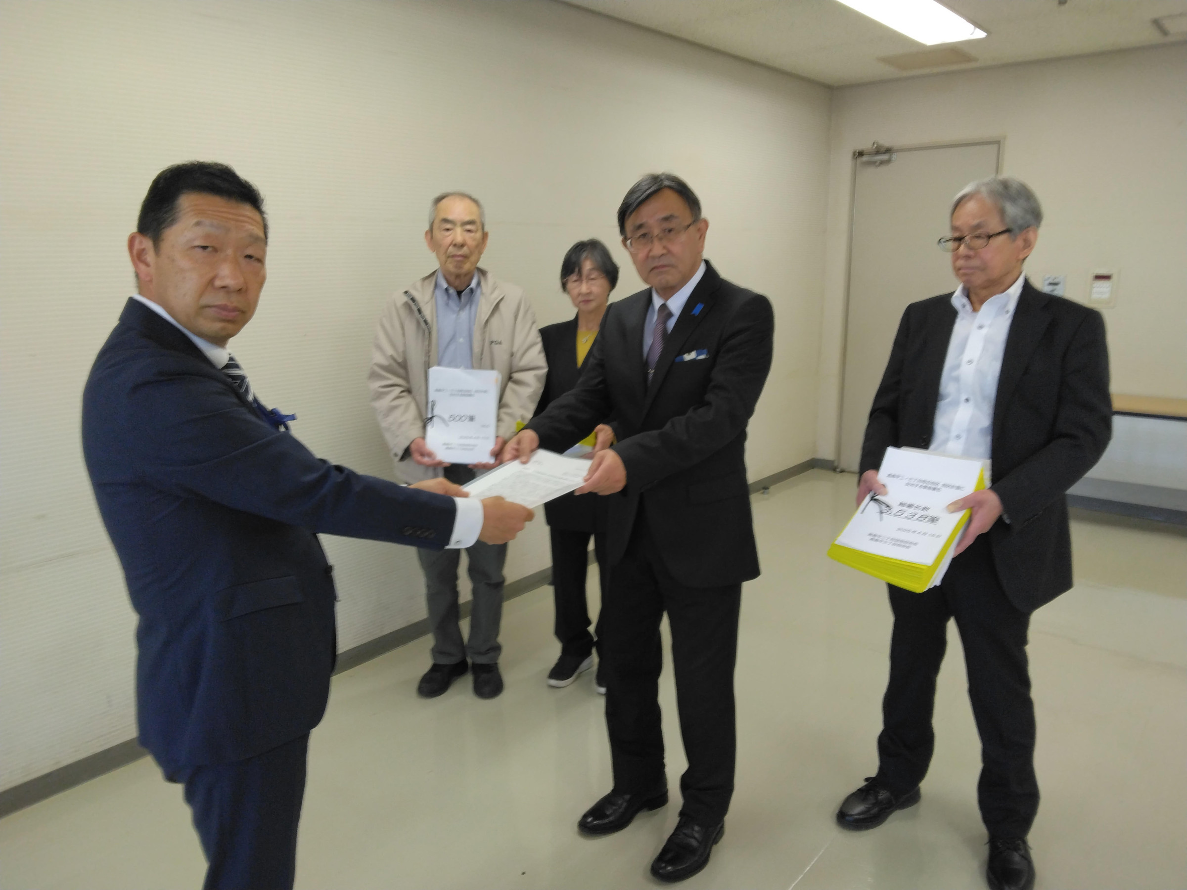 4月15日（火）、板橋区長宛ての「まちづくり署名」を田島まちづくり推進室長に手渡しました。住民の皆様から寄せられた署名は3538筆でした。